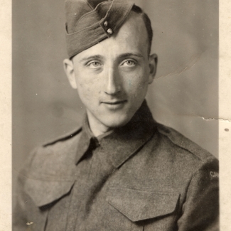 Portrait photographique en noir et blanc d'un homme habillé en uniforme militaire, pris à partir du torse.