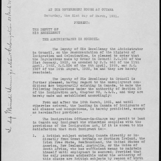 Une feuille blanche d'un document typographié sur lequel il y a du texte écrit à la main sur les marges de gauche et de haut de la première page et à la fin du document.