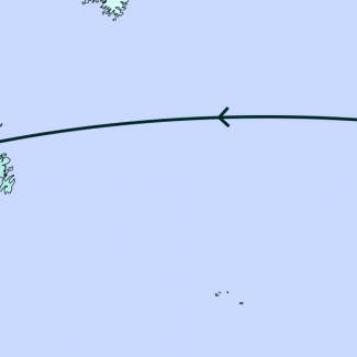 Une carte grise illustrant la plupart de l'Amérique du Nord, de l’Europe, et une partie de l’Afrique. Une ligne traverse divers endroits de la carte.
